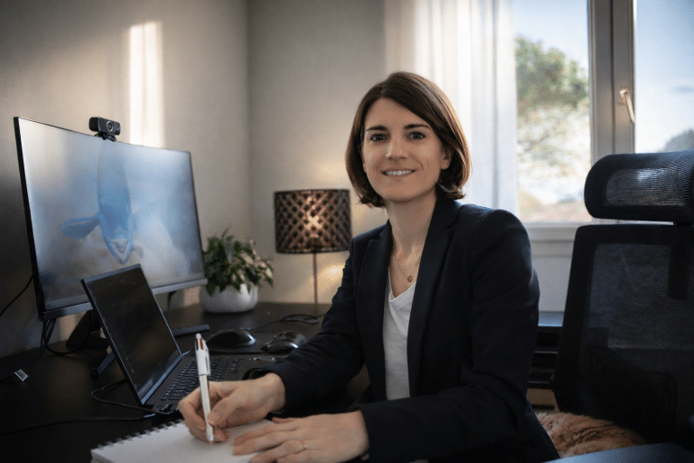 Portrait anna dans son bureau